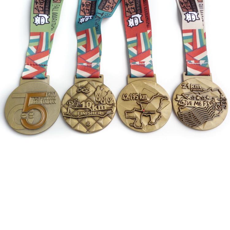 Рекламная дешевая индивидуальная красочная карнавальная медаль с лентой с индивидуальным покрытием 3D Double Logo Soccer Award Medal с лентой La