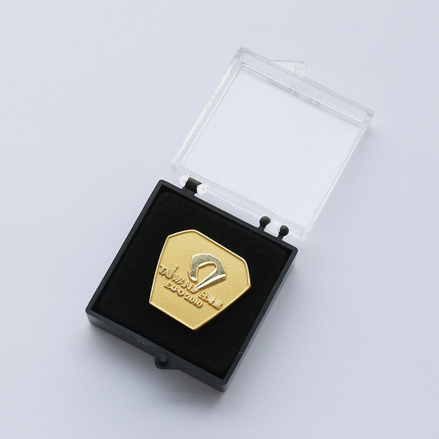 Изготовленные на заказ высококачественные металлические значки с отворотом могут использоваться для народной художественной одежды